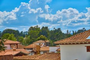 uitzicht op daken van huizen in een dorp bij Casa de Huéspedes Faletto in Villa de Leyva