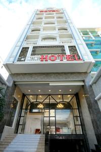 widok na budynek z znakiem hotelu w obiekcie C'Lavie Hotel - Saigon Airport Hotel w Ho Chi Minh