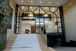 Facaden eller indgangen til C'Lavie Hotel - Saigon Airport Hotel