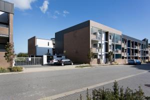 an empty street in front of an apartment building at Belle Vue Apartment in Fremantle