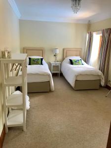 1 dormitorio con 2 camas y ventana en Seawell en Towcester
