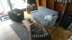 uma sala de estar com um sofá e uma mesa em Feriendorf Freilingen 151 A em Blankenheim