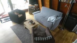 ein Wohnzimmer mit einer Couch und einem Tisch in der Unterkunft Feriendorf Freilingen 151 A in Blankenheim