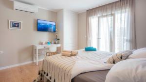 Posteľ alebo postele v izbe v ubytovaní Nikky’s BLUE DREAM Apartment + 37 fotografií