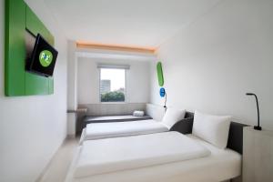 Postel nebo postele na pokoji v ubytování POP! Hotel Pemuda Semarang + 26 fotografií
