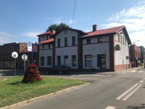 een gebouw op de hoek van een straat bij Intermo II in Świętochłowice