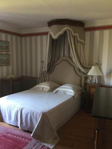 1 dormitorio con 1 cama grande con dosel en Villa-A en Rouillac