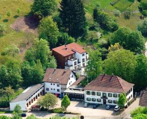 Luftaufnahme eines großen Hauses in einem Dorf in der Unterkunft Hotel Suggenbad in Waldkirch