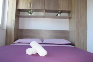 ein Bett mit zwei Handtüchern darauf in der Unterkunft Vila Apartment in Poljica