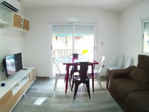 salon ze stołem, krzesłami i kanapą w obiekcie Apartamento Completo Plaza España w mieście Benidorm