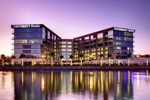 ストックトンにあるUniversity Plaza Waterfront Hotelの水域の隣にある建物