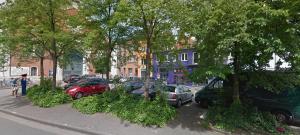 un groupe de voitures garées sur le côté d'une rue dans l'établissement Huis van Vletingen Apartment, à Gand