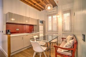 O bucătărie sau chicinetă la Casa Meninas y Anillo Apartamentos Deluxe MeninasCollection