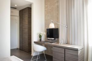 A television and/or entertainment centre at Hotel & Resort Le Colombare
