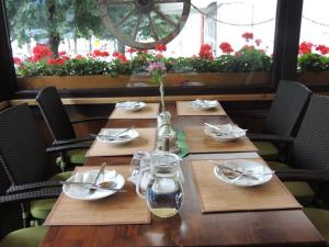 A restaurant or other place to eat at Hotel Club