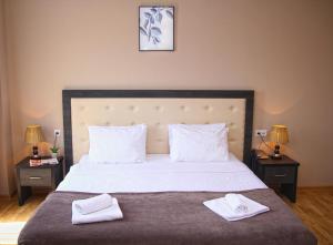 A bed or beds in a room at Rogalux Blue
