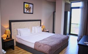 A bed or beds in a room at Rogalux Blue
