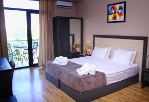 A bed or beds in a room at Rogalux Blue