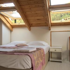 Un pat sau paturi într-o cameră la Yasemi Rooms