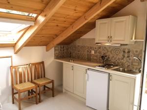 Kuchyň nebo kuchyňský kout v ubytování Yasemi Rooms + 26 fotografií