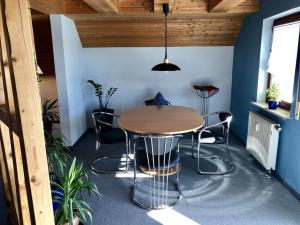 a dining room with a table and chairs in a room at Ferienwohnung in Linden in Windelsbach