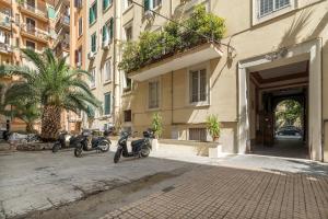 un groupe de scooters garés devant un bâtiment dans l'établissement Le Chiavi di Roma, à Rome