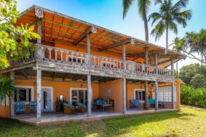 Taman di luar Nomad Beach Resort