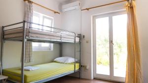 Двуетажно легло или двуетажни легла в стая в Hostel Kapa