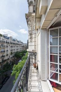 パリにあるVeeve - Musical retreat in the 15thの通りの景色を望む建物のバルコニー