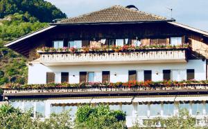 a building with flower boxes on the balconies at Panoramahotel Unterinnerhof in Auna di Sotto