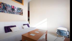 Posteľ alebo postele v izbe v ubytovaní APARTAMENTOS HÉRCULES SEVILLA centro de Sevilla