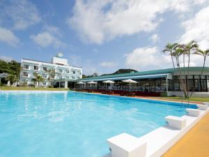een groot zwembad voor een hotel bij Hotel Caretta in Tatsugo