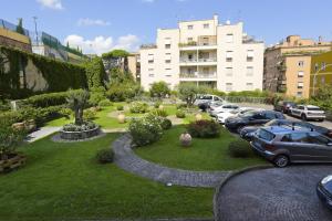 un jardin avec des voitures garées dans un parking dans l'établissement Grand Hotel Tiberio, à Rome