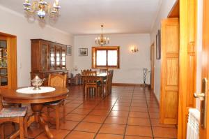 eine Küche und ein Esszimmer mit einem Tisch und Stühlen in der Unterkunft Quintinha d´Avó in Vila de Prado