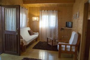 - un petit salon avec un canapé et une fenêtre dans l'établissement Quinta Da Fontinha, à Celorico de Basto