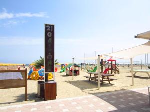 einen Spielplatz am Strand mit Spielgeräten in der Unterkunft New & modern apartment on the sea in Rimini
