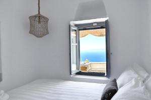 Foto da galeria de Living Theros Luxury Suites em Kardhianí