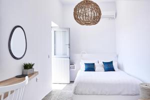 Ένα ή περισσότερα κρεβάτια σε δωμάτιο στο Living Theros Luxury Suites