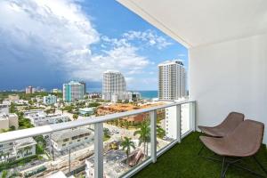 a balcony with two chairs and a view of the city at Departamento en Tiffany House Fort Lauderdale beach Miami in Fort Lauderdale