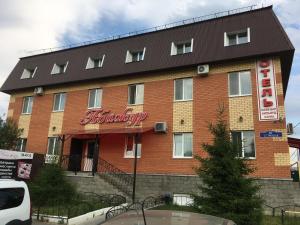 un gran edificio de ladrillo con un cartel. en Hotel Abazhur-ZURO, en Ulyanovsk