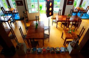 einen Blick über ein Restaurant mit Tischen und Stühlen in der Unterkunft The Change Hotel in Kandy