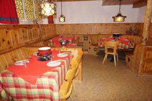 アローザにあるParadies 002のダイニングルーム(赤と緑のテーブルクロス付きテーブル2台付)