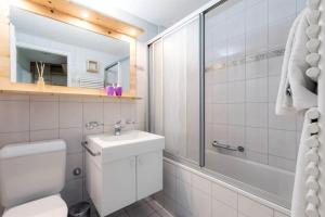 ein Bad mit einem WC, einem Waschbecken und einer Dusche in der Unterkunft Casa Viktoria B26 in Arosa