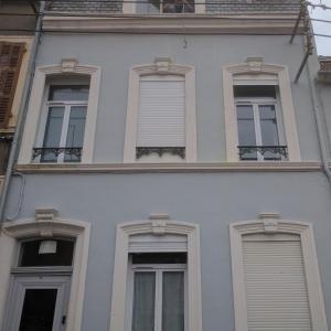 a white building with four windows on it at Appartements Boulonnais in Boulogne-sur-Mer