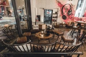 洛桑中心宜必思尚品酒店的休息区