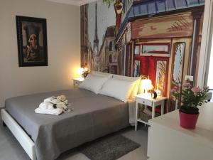 B&B Paris في بانتيليريا: غرفة نوم مع سرير مع دمية دب عليها