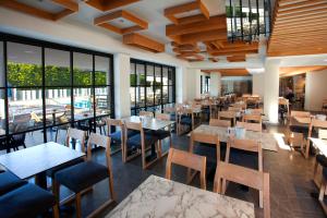 A restaurant or other place to eat at Pefkos City Hotel