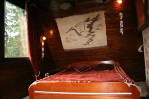 um quarto com uma cama num chalé de madeira em Durmitor Chalet em Žabljak