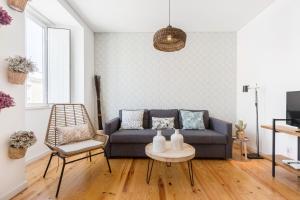 - un salon avec un canapé et une table dans l'établissement The Tile House 95, à Lisbonne