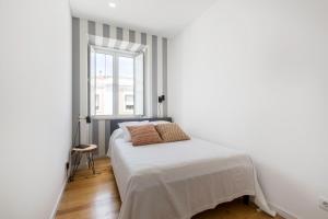 - une chambre avec un lit et une fenêtre dans l'établissement The Tile House 95, à Lisbonne